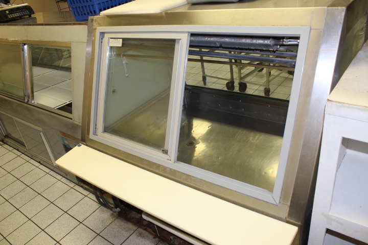 lot 19 image: Refrigerated  Iced seafood case - self contained