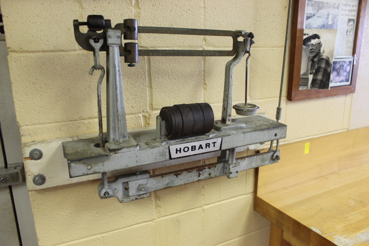 lot 27 image: 2000 LB  Butcher Shop Scale  by HOBART