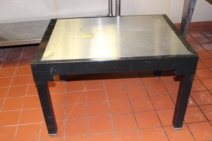 lot 41 image: Stand
