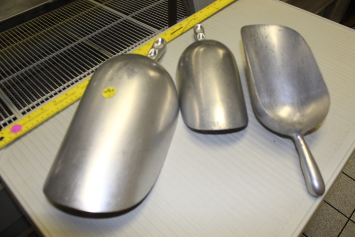 lot 260 image: Aluminum Scoop