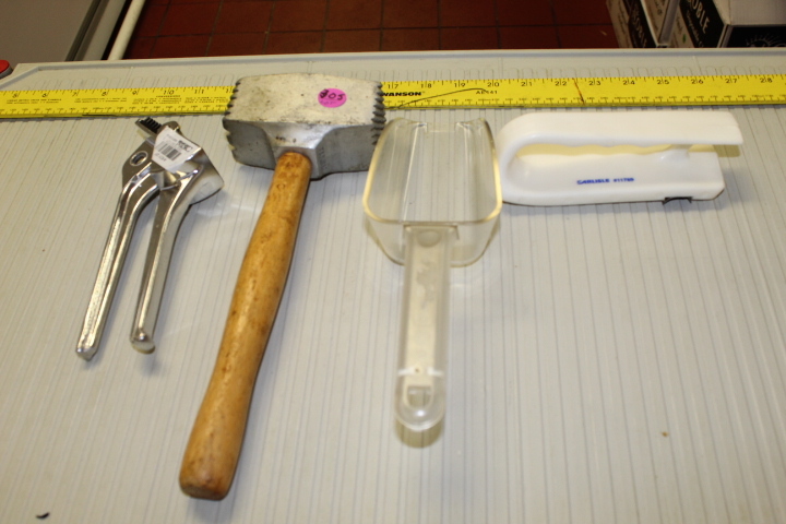 lot 305 image: Utensil Lot