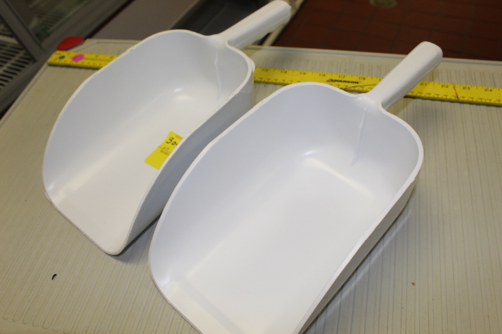 lot 309 image: Plastic Scoops