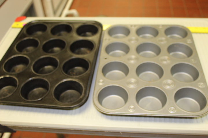 lot 314 image: Muffin Pans