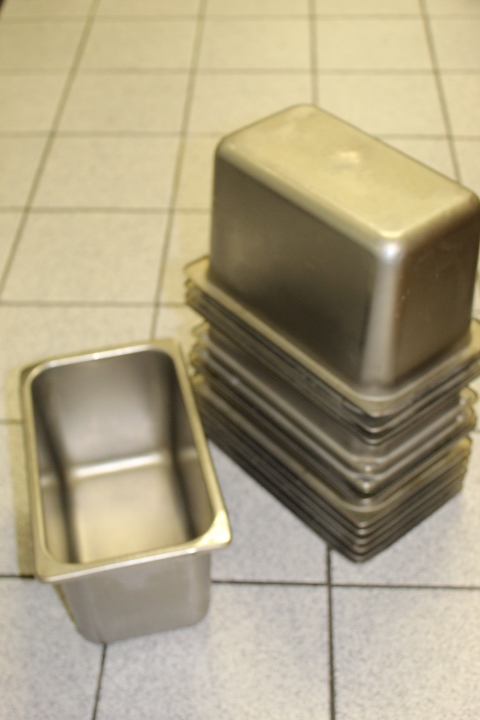 lot 212 image: 14 Insert Pans