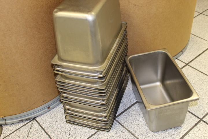 lot 213 image: 14 Metal Insert Pans