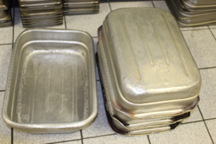lot 214 image: Metal Roasting Pans