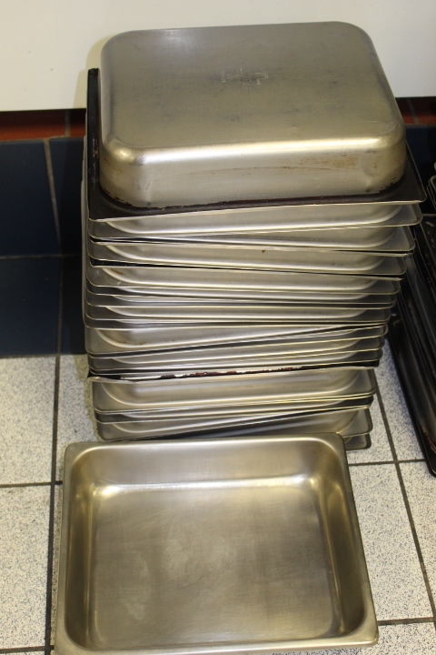 lot 215 image: 12 Metal Insert Pans