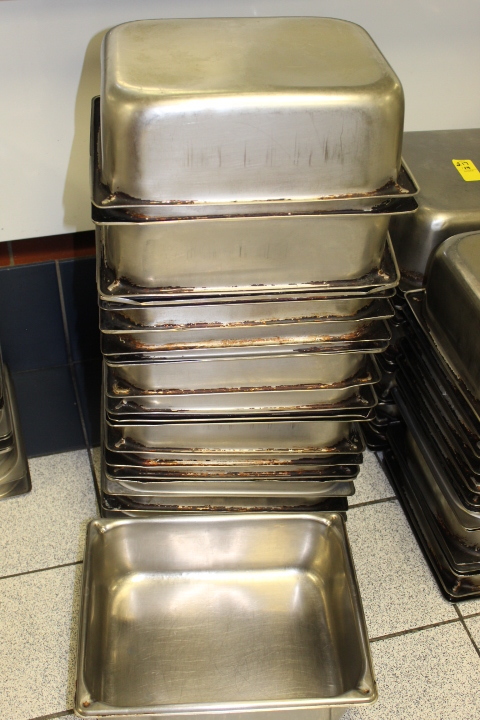 lot 216 image: 12 Metal Insert Pans