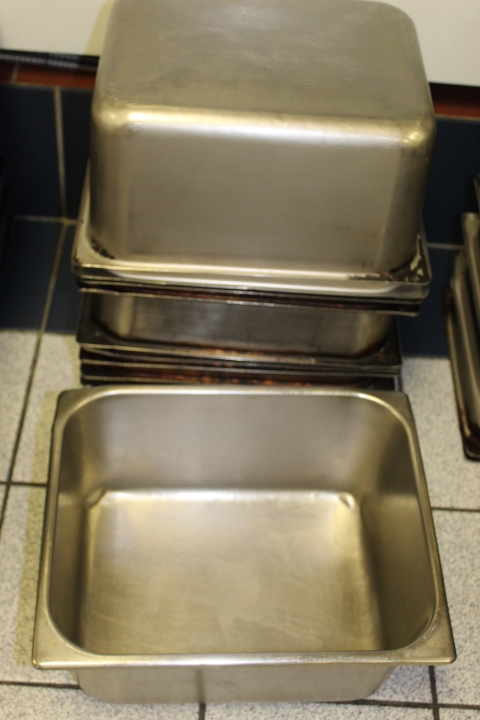 lot 218 image: 12 Size Metal Insert Pans