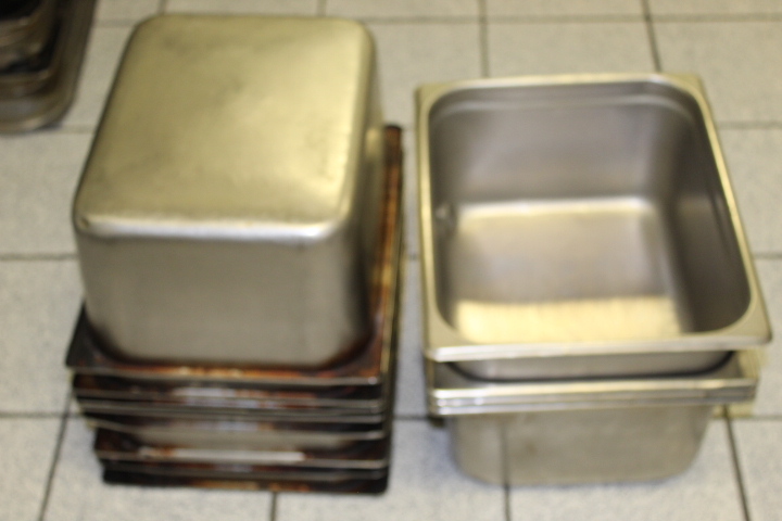 lot 219 image: 12 Size Metal Insert Pans