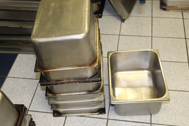 lot 220 image: 12 Size Metal Insert Pans