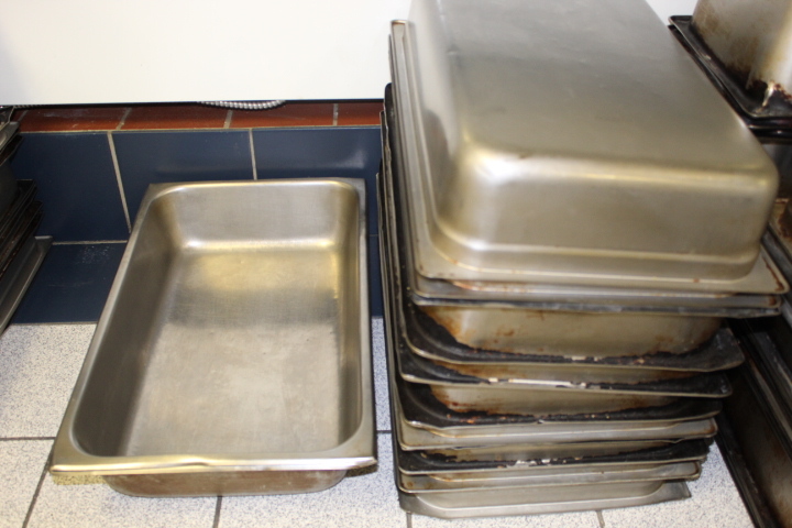 lot 221 image: Full Size Metal Insert Pans