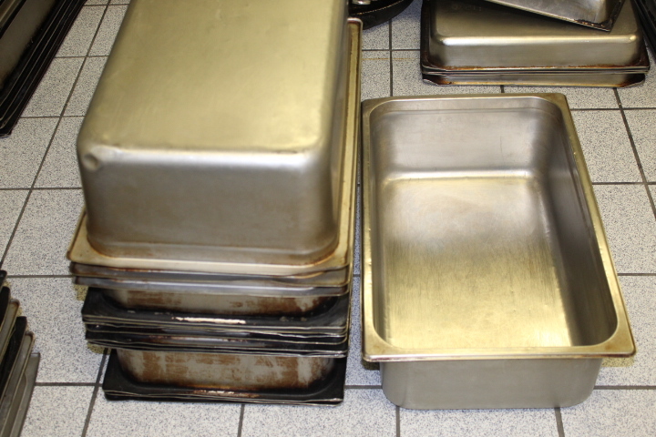 lot 222 image: Full Size Metal Insert Pans