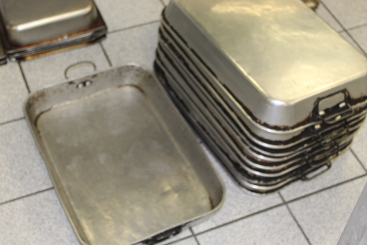 lot 228 image: Metal Roasting Pans