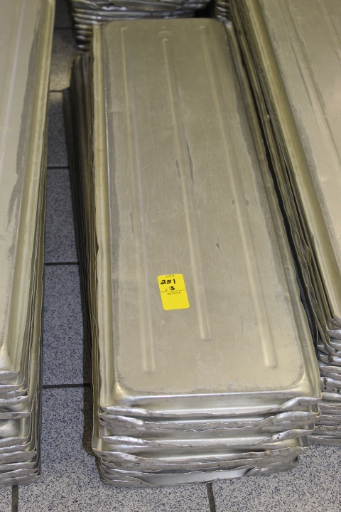 lot 251 image: Market Trays Aluminum