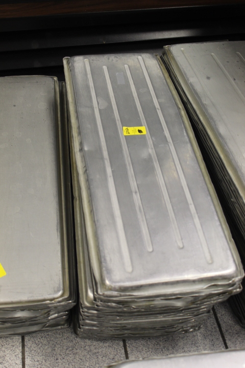 lot 252 image: Market Trays Aluminum