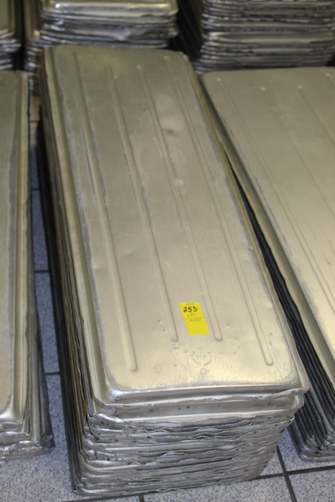 lot 253 image: Market Trays Aluminum