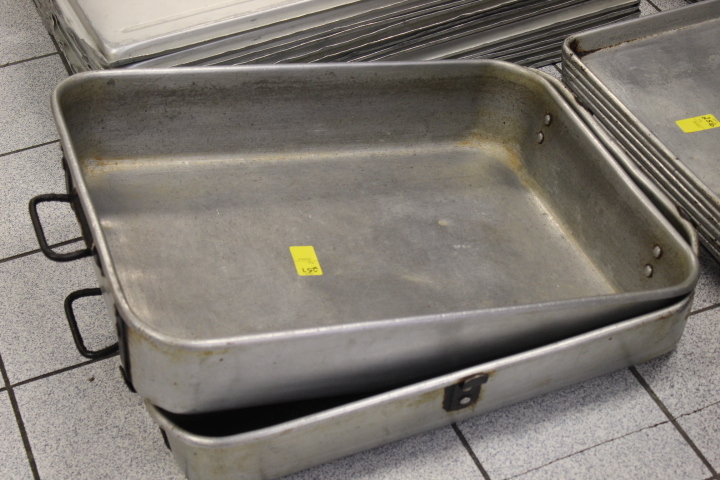 lot 257 image: Roasting Pans Aluminum
