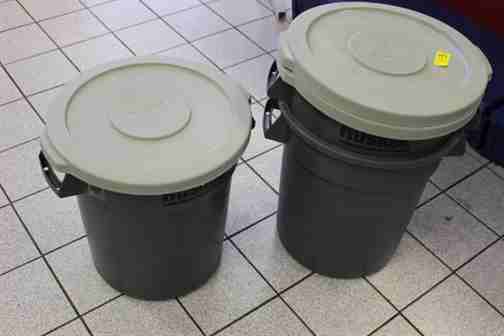 lot 347 image: Trash Cans with Lids
