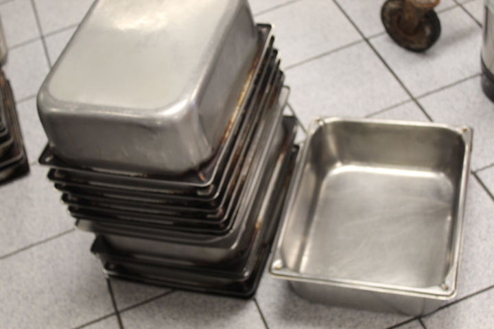 lot 217A image: 12 Size Metal Pans