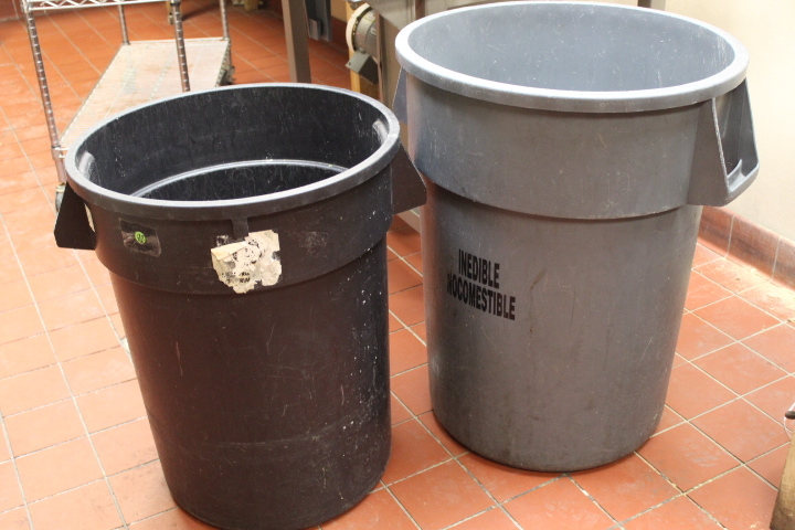 lot 185 image: Trash Cans