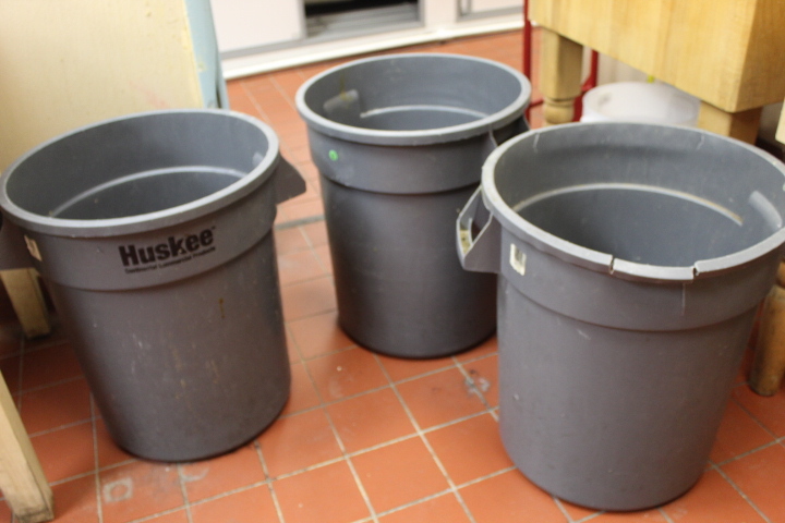 lot 186 image: Trash Cans