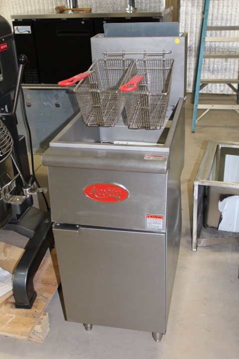 lot 15 image: Gas fryer