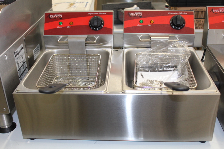 lot 67 image: Double Counter Top Fryer