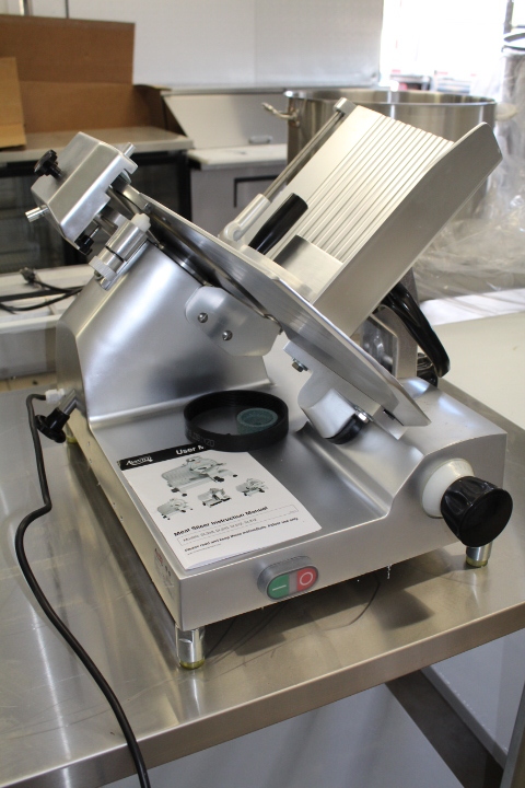 lot 70 image: 12 Semi-Automatic Slicer