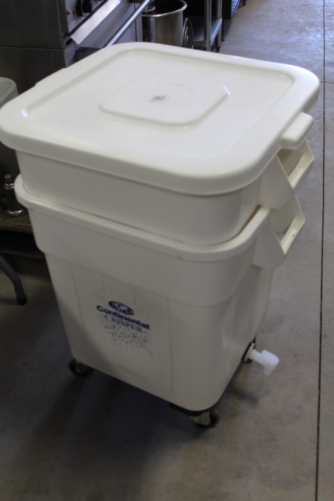 lot 133 image: Continental Lettuce  Salad Crisper