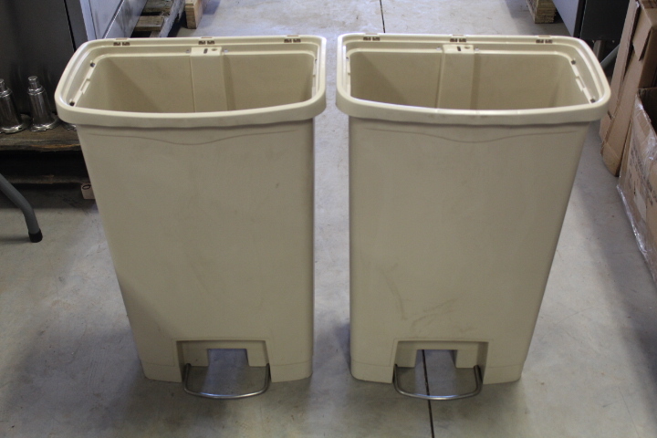 lot 145 image: Rubbermaid Trash Can