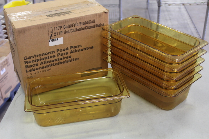 lot 149 image: Rubbermaid 13 food pans