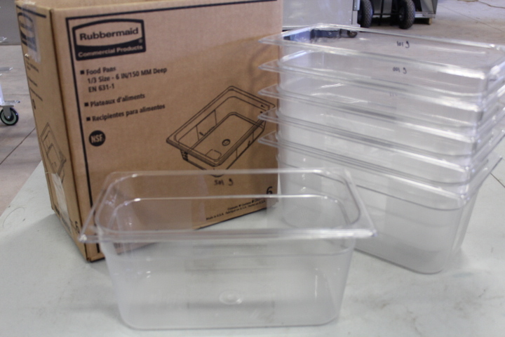 lot 158 image: Rubbermaid 13 food pans