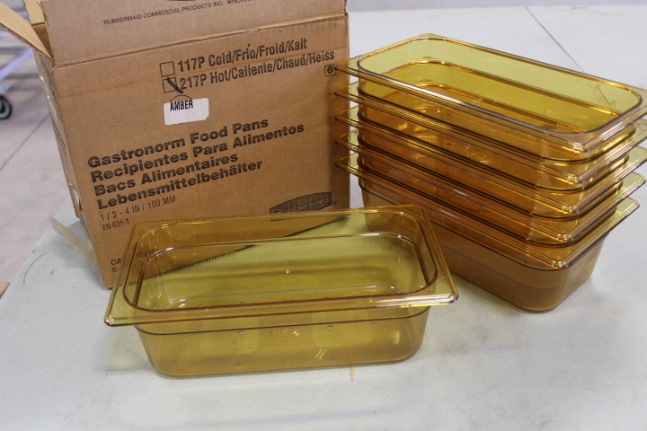 lot 159 image: Rubbermaid 13 food pans