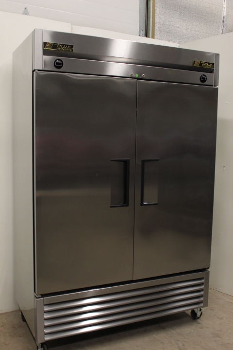 lot 15 image: Versatile  Refrigerator & Freezer by True - NEW