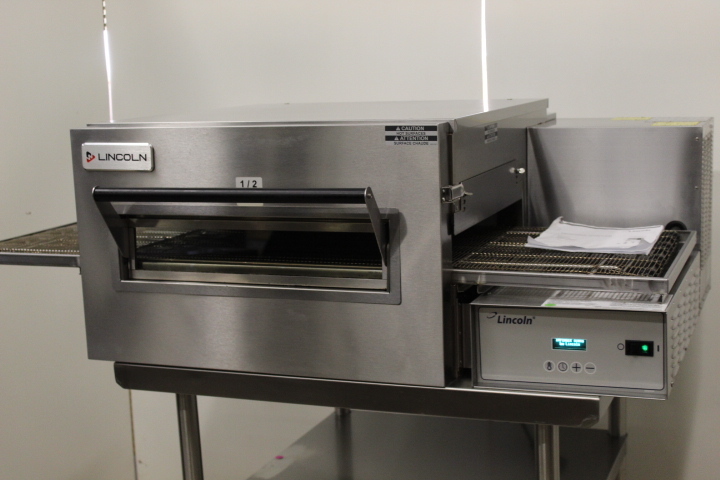 lot 16 image: Lincoln Impinger Pizza Oven - Wonderful size oven for a mobile pizza kitchen or food truck
