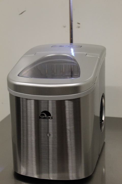 lot 32 image: Countertop ICE MAKER