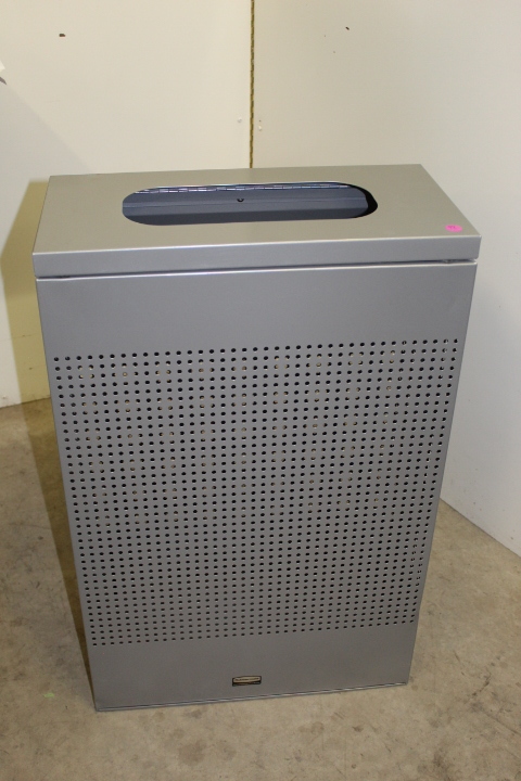 lot 99 image: Rubbermaid Trash Can - NEW