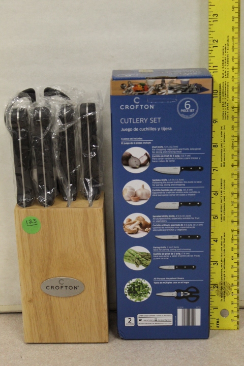lot 123 image: Knife & Block set - NEW