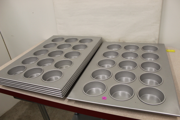 lot 142 image: Heavy Duty Muffin pans - New