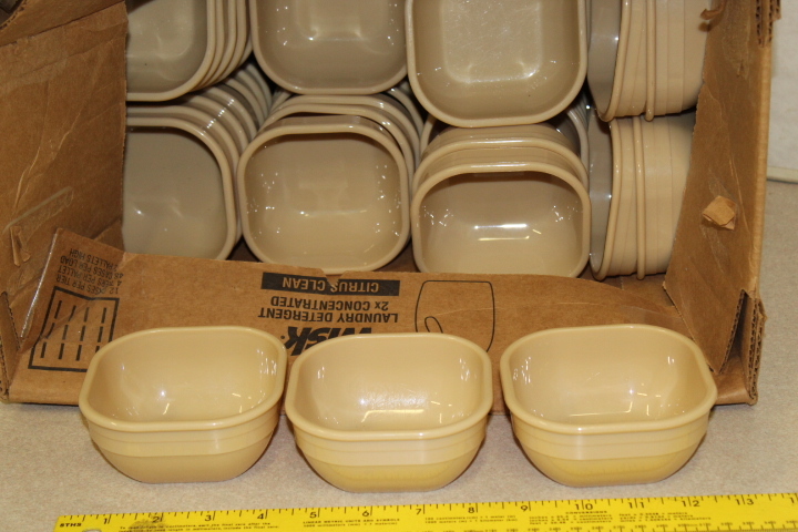 lot 221 image: Cambro 10CW Square Bowls - NEW