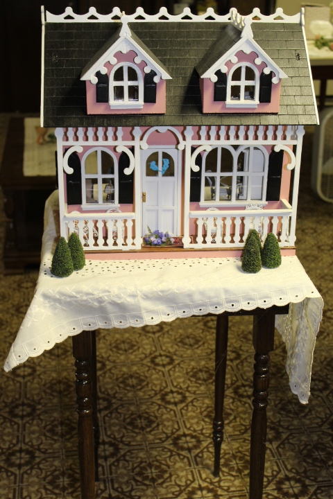 lot 16 image: Doll House wFurnishings & Table