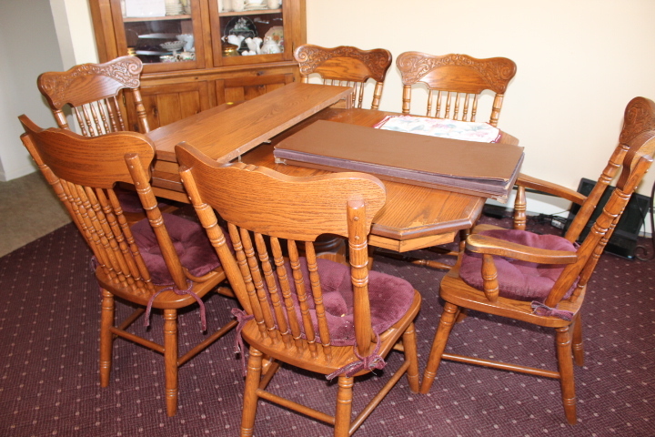 lot 17 image: Dining Table and 6 Chairs Lot