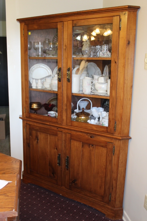 lot 18 image: Corner Hutch