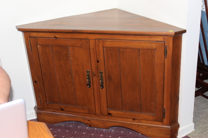 lot 19 image: Corner Cabinet  Server