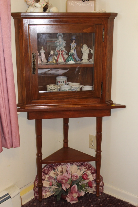 lot 20 image: Corner Cabinet