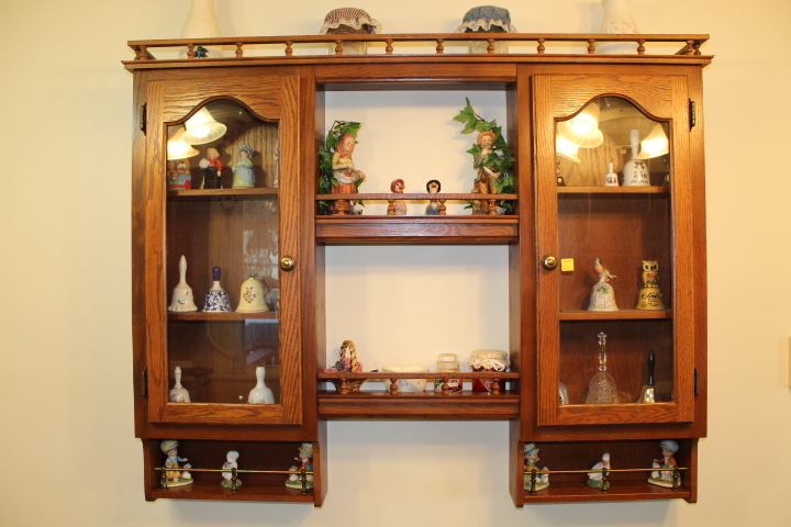 lot 21 image: Decorative Display