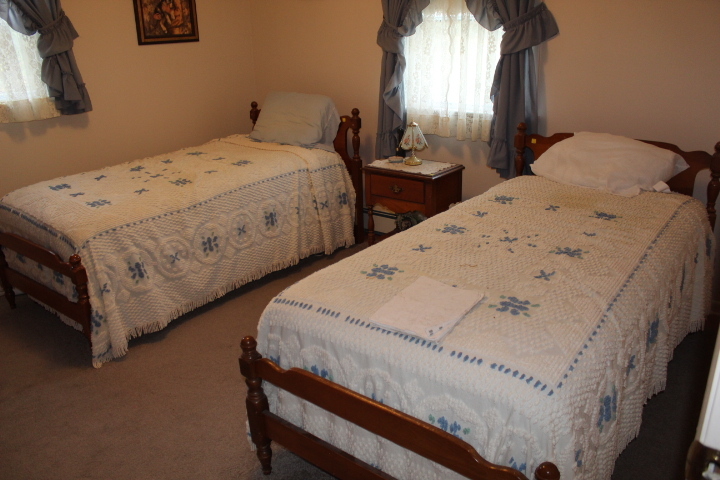 lot 26 image: Single Beds and Night Stand Lot