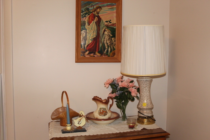 lot 200 image: Light, Picture and Decorations Lot