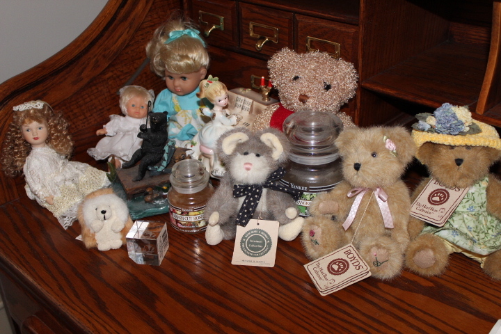 lot 210 image: Candles and Boyds Bears Lot